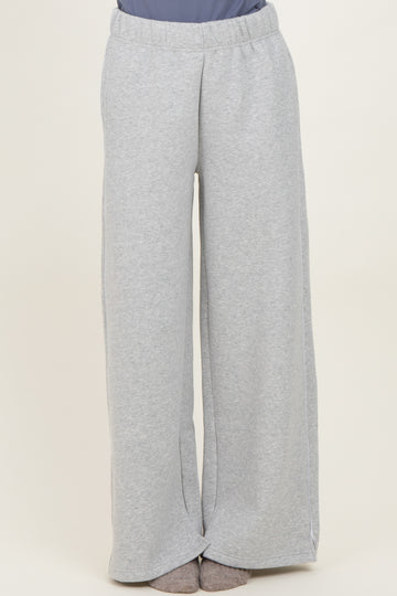 woman wearing light gray wide-leg sweatpants with an elastic waistband
