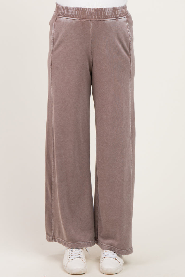 light mauve maternity wide-leg pants with an elastic waistband and side pockets, styled with white sneakers