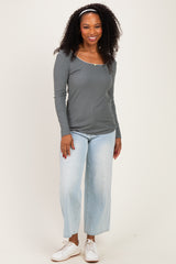 woman wearing a grey long sleeve ribbed top paired with light blue wide-leg jeans and white sneakers