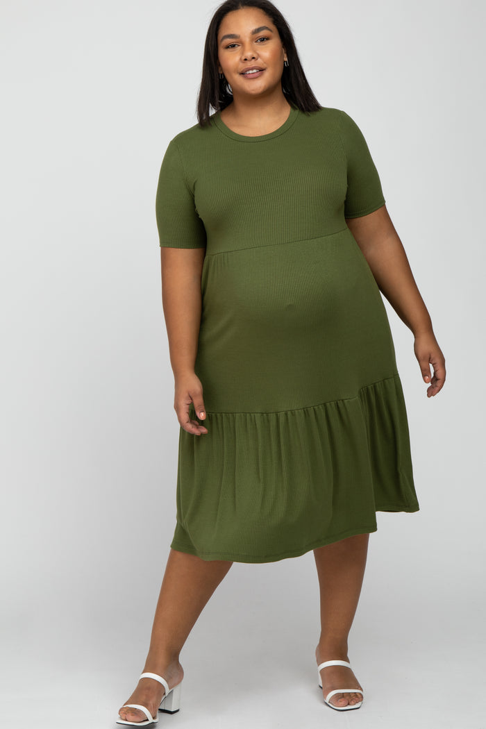 woman wearing olive green short sleeve ribbed maternity dress with tiered skirt and white heels